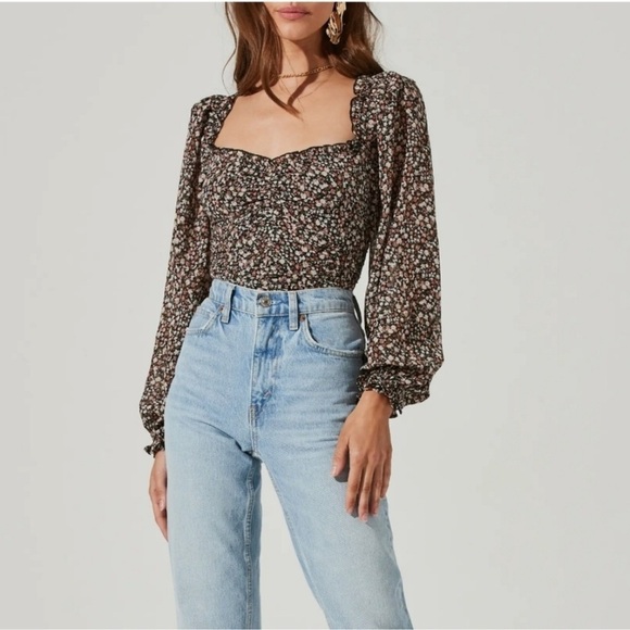 NWT - ASTR the Label Floral Ruched Sweetheart Neck Top - Size Medium - Picture 2 of 7